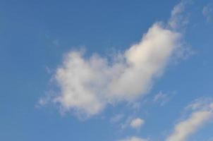 blauer Himmel mit Wolkenhintergrund foto