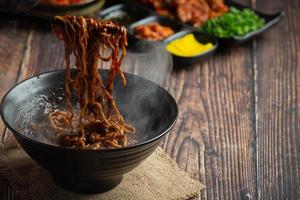 Koreanisches Essen. Jajangmyeon oder Nudeln mit fermentierter schwarzer Bohnensauce foto