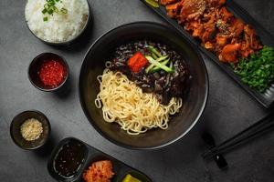 Koreanisches Essen. Jajangmyeon oder Nudeln mit fermentierter schwarzer Bohnensauce foto