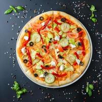 italienische pizza auf dunklem hintergrund, draufsicht foto