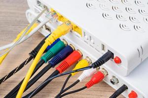 Netzwerk-Router-Hub mit Verbindungskabel foto