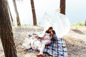 schwangere frau mit ihrem mann beim picknick foto