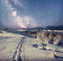 sternenhimmel in der verschneiten winternacht. fantastische Milchstraße foto