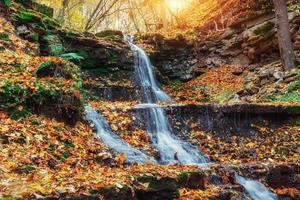 Wasserfall im Herbstsonnenlicht. Beauty-Welt. Karpaten. Ukraine Europa foto