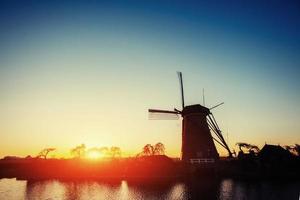 traditionelle holländische windmühlen vom kanal rotterdam. Holland foto