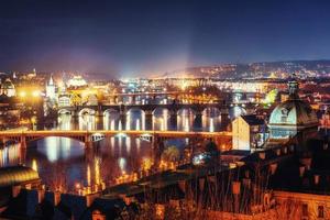 abendlicher blick auf die moldau und die brücken in prag foto