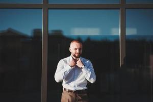 hübscher, eleganter junger Mann in urbaner Umgebung foto