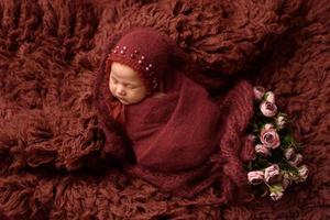 neugeborenes Baby schläft auf Flocken foto