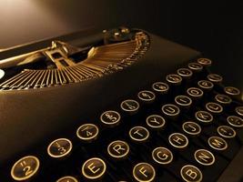 Nahaufnahme Bild einer Retro-Vintage-Schreibmaschine, es hat schöne schwarze und goldene Tasten foto