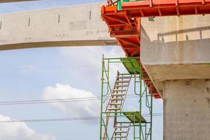 Treppen und Gerüstkonstruktionen beim Bau einer Nahverkehrszuglinie im Gange mit schwerer Infrastruktur foto