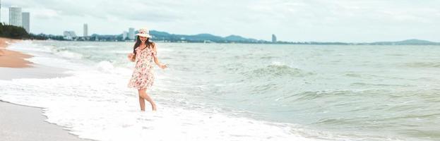 asiatische Frau am Strand entspannen foto