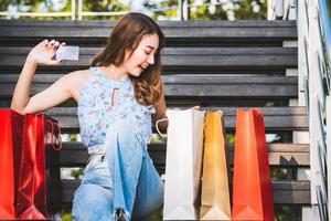 Shopping-Frau mit Redbags und Kreditkarte halten foto