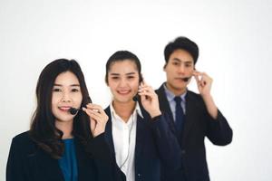 porträt des positiven lächelns des jungen geschäftspersonals der asiatischen callcenter-teamfrau und des mannes foto
