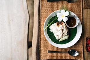 Frühstücksmahlzeit vom Hotel Hähnchenreis lokales Essen in Thailand. foto