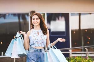 schönes Lächeln asiatische junge Frau beim Einkaufen
