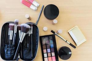 viele make-up-kosmetik auf dem holztisch foto