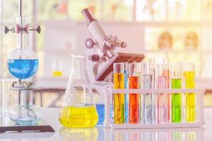 chemische Reagenzien in Glasflaschen in verschiedenen Formen, wissenschaftliche Experimente in verschiedenen Größen und mit einem schönen orangefarbenen Licht.