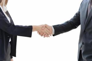 Zwei junge Geschäftsleute und -frauen sind ordentlich in Anzug und Krawatte gekleidet, stehen Hand in Hand und zeigen separate Geschäftssymbole auf weißem Hintergrund. foto