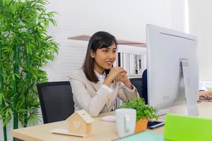 asiatische Geschäftsfrauen sitzen und arbeiten mit Fleiß und Entschlossenheit im Büro foto