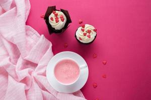 Red Velvet Cupcakes zum Valentinstag in hellrosa Umgebung foto