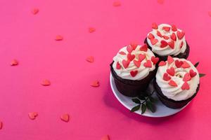 Red Velvet Cupcakes zum Valentinstag in hellrosa Umgebung foto