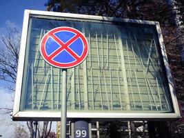 rotes und blaues Vorschriftsschild auf der Straße. foto