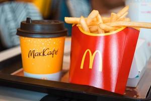pommes frites mit einer roten schachtel mit mcdonald's logo auf einem tablett und einem getränk. Fast-Food-Restaurantketten. Russland, Kaluga, 21. März 2022. foto