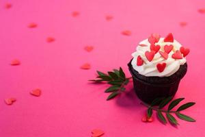 Red Velvet Cupcakes zum Valentinstag in hellrosa Umgebung foto