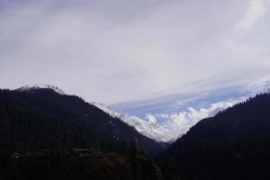 schöne Bergbilder mit Wolken foto