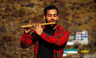 bansuri indisches instrument mann mit flöte indisches bansuri nahansichtbild foto
