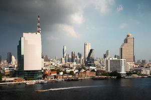 bangkok city mit bürogebäuden in der innenstadt nahe der chao phraya waterfront foto