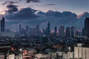 bangkok stadt mit hohen gebäuden in der innenstadt und dramatischem himmel foto