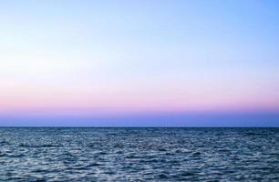 blaues ozeanpanorama mit sonnenreflexion, das weite offene meer mit klarem himmel, kräuselwelle und ruhigem meer mit schönem sonnenlicht foto