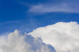 schöne wolken und himmelraum im hintergrund. foto