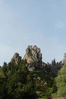 schöne Landschaft. richtig steile Berge. Gipfel foto