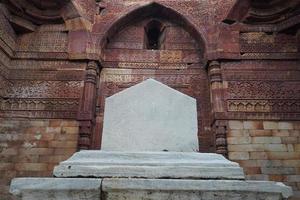 Grabbild von Qutubuddin, Hersteller von Qutb Minar foto