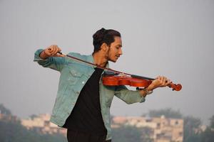 Musiker, der Geige spielt. musik- und musiktonkonzept. bilder von mann musiker foto