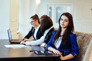 Studenten mit Laptops und Tablets foto