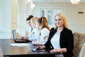 studenten, die an der hochschule gemeinsam an einem tablet-pc arbeiten foto