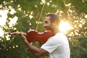 Musiker, der Geige spielt. musik- und musiktonkonzept. foto