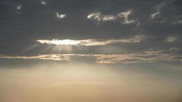 dunkle Wolke im Himmel im Dorf foto