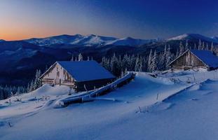 fantastische Winterlandschaft. Magischer Sonnenuntergang an einem frostigen Tag. foto