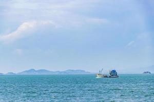 alte fischerboote seelandschaft panorama von myanmar und thailand. foto