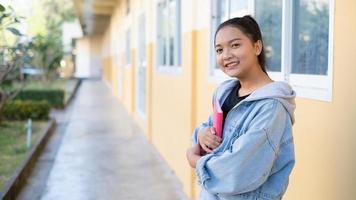 Schulmädchen, das in der Schule steht, junges Mädchen. foto