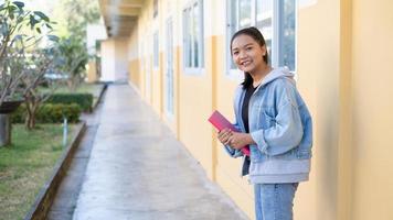 Schulmädchen, das in der Schule steht, junges Mädchen. foto