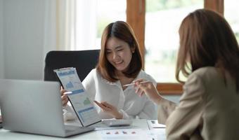 Beratung des Fondsmanagerteams und Diskussion über die Analyse des Investmentaktienmarktes durch Papierkram. foto