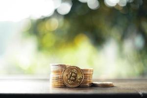 Geldmünze, Geld sparen, natürlicher Hintergrund auf Holztisch foto