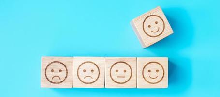 Emotion Gesicht Symbolblöcke auf blauem Hintergrund. Servicebewertung, Ranking, Kundenbewertung, Zufriedenheit, Bewertung und Feedback-Konzept foto