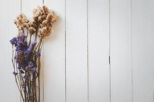 Sträuße aus lila und weißer Statice-Blume isoliert auf weißem Holzhintergrund mit Kopierraum für Text. foto