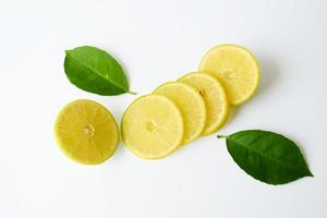 Zitrone in Scheiben geschnitten isoliert auf weißem Hintergrund. foto